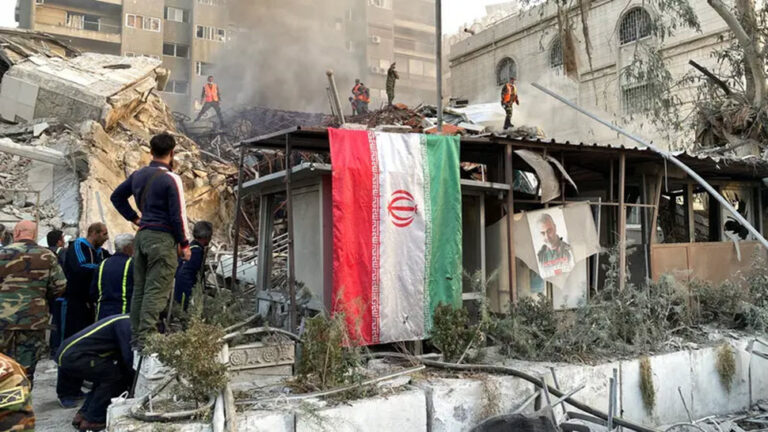 بلومبرغ: الهجوم الأخير على القنصلية الإيرانية في سوريا يدمر قيادة الحرس الایراني في المنطقة