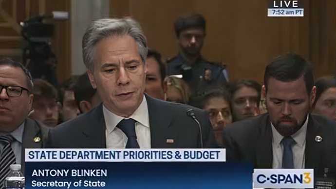 جلسة استماع بلينكن في مجلس الشيوخ الأمريكي وأعضاء المجلس يحتجون على تعازي وزارة الخارجية في هلاك رئيسي