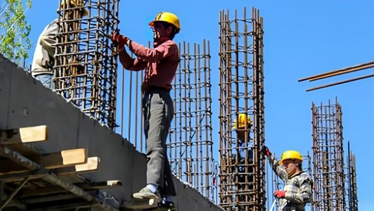 مؤسسة الضمان الاجتماعي للنظام الإیراني تقطع التأمين عن مئات الآلاف من عمال البناء