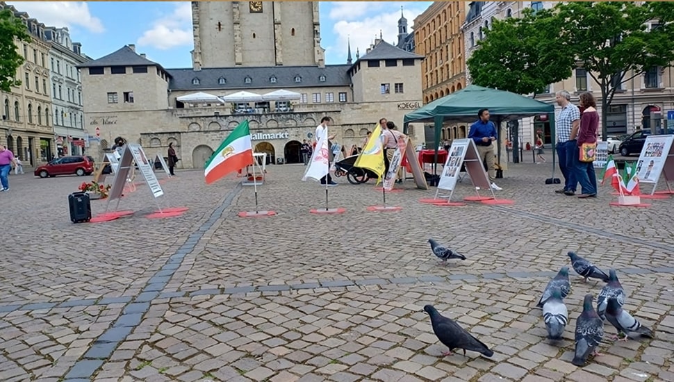 هاله، ألمانيا - إقامة طاولة كتب ومعرض صور الشهداء تضامنًا مع الانتفاضة في إيران