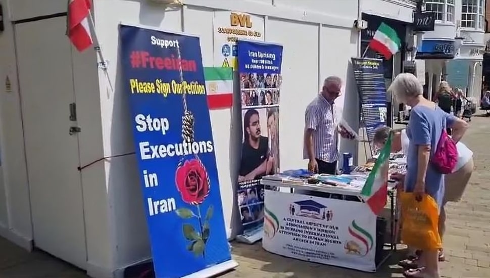 وينتشستر، إنجلترا - معرض للكتب وعرض لصور شهداء انتفاضة الشعب الإيراني