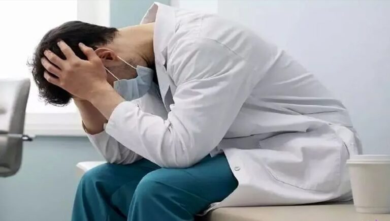 الأزمة الصحية في إيران  تسارعت مع تزايد حالات انتحارالأطباء