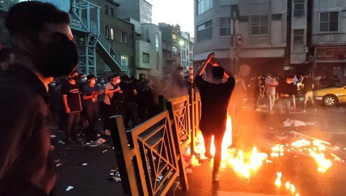 تلغراف البريطانية: النظام الإيراني الفاسد على شفا الانهيار