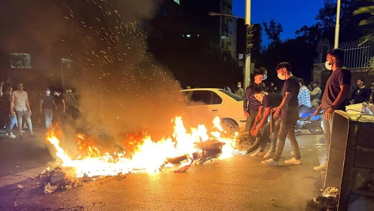 سكاي نيوز: فرح وبهجة في إيران بهلاك إبراهيم رئيسي في حادث تحطم مروحية