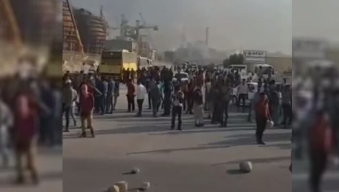  مئات من عمال النفط والغاز يواصلون الإضراب في جنوب إيران