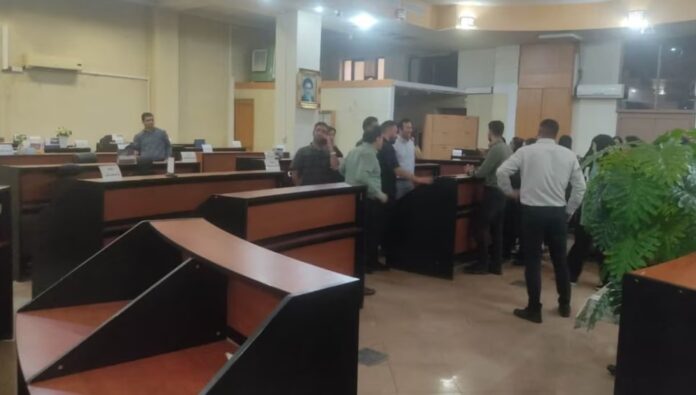 تراجع غير مسبوق ومستمر للبورصة في إيران وأنباء عن إضرابات في سوق البورصة في عدة مدن إيرانية