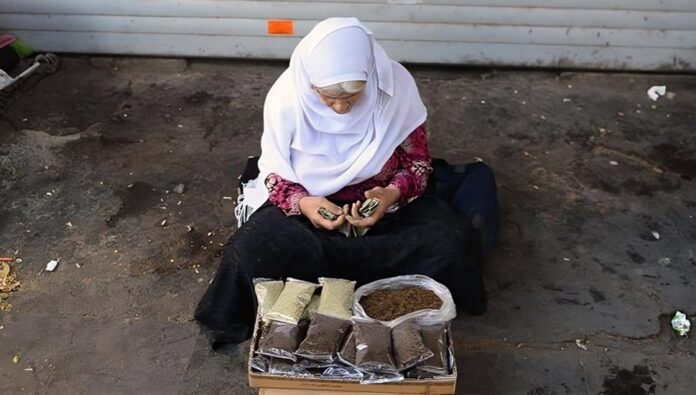 النظام الإيراني يحطم رقم القياسي في فرض الضرائب على الفقراء