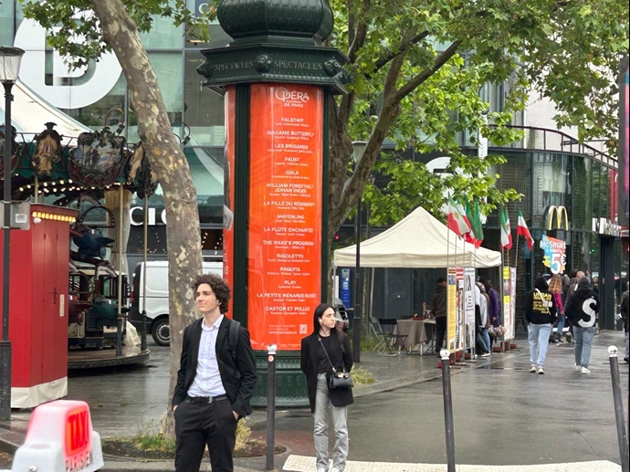 تقرير مصور - باريس - طاولة كتب ومعرض لصور شهداء الانتفاضة الإيرانية