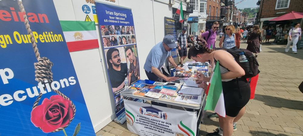 وينتشستر، إنجلترا - معرض للكتب وعرض لصور شهداء انتفاضة الشعب الإيراني