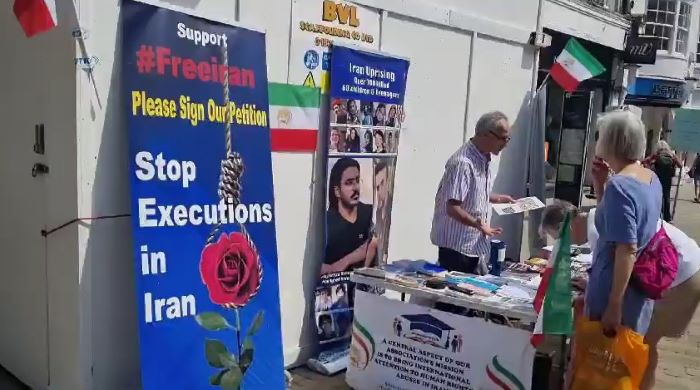 وينتشستر، إنجلترا - معرض للكتب وعرض لصور شهداء انتفاضة الشعب الإيراني