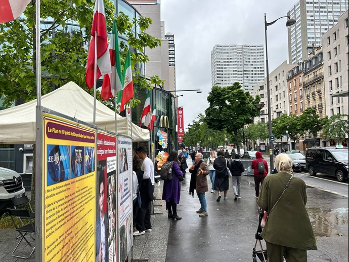 تقرير مصور - باريس - طاولة كتب ومعرض لصور شهداء الانتفاضة الإيرانية