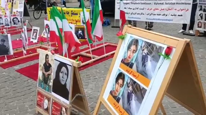 تقرير مصور - بريمن، ألمانيا - إقامة معرض للكتب وعرض صور شهداء الانتفاضة في إيران