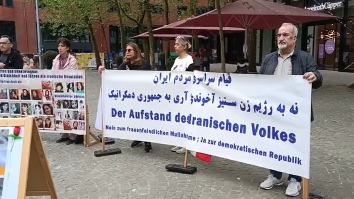 تقرير مصور - بريمن، ألمانيا - إقامة معرض للكتب وعرض صور شهداء الانتفاضة في إيران