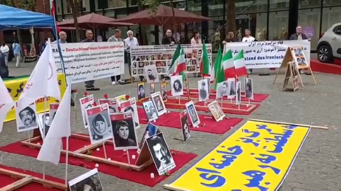 تقرير مصور - بريمن، ألمانيا - إقامة معرض للكتب وعرض صور شهداء الانتفاضة في إيران