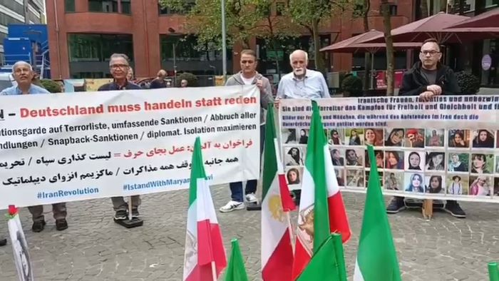 تقرير مصور - بريمن، ألمانيا - إقامة معرض للكتب وعرض صور شهداء الانتفاضة في إيران