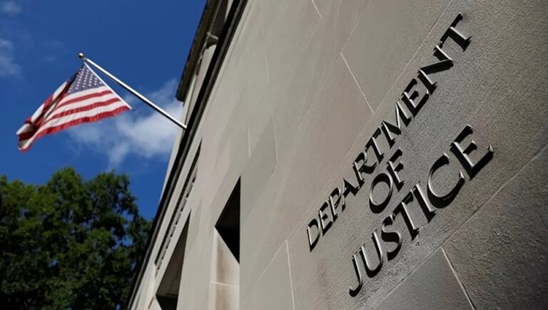 اقرار شخصين في أمريكا بنقل عشرات الآلاف من الدولارات إلى مكتب خامنئي في طهران