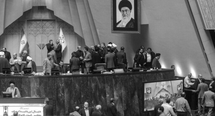 ضعف خامنئي - توترات ومشادات كلامية في الجلسة الأولى للبرلمان الجديد لنظام الملالي