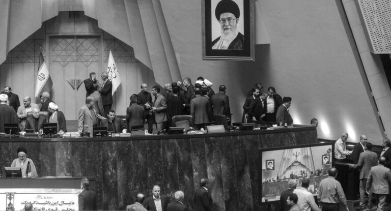 ضعف خامنئي – توترات ومشادات كلامية في الجلسة الأولى للبرلمان الجديد لنظام الملالي