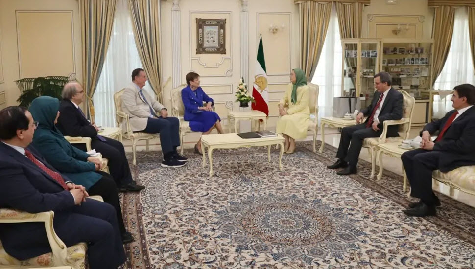 لقاء السيدة مريم رجوي مع مستشار الأمن القومي للرئيس الأمريكي السابق الجنرال جيمس جونز