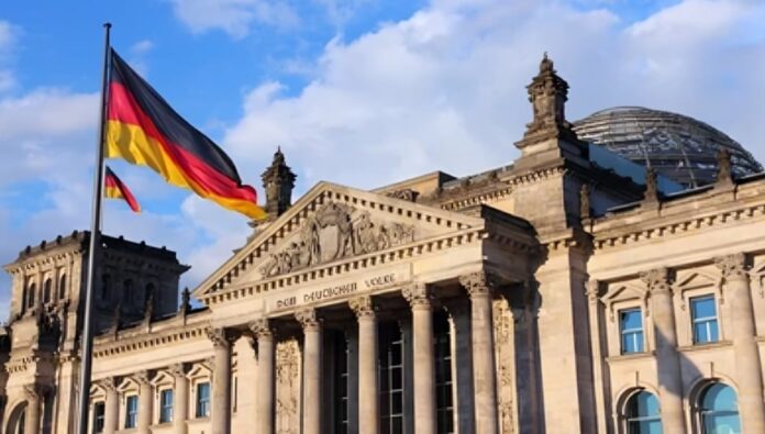 صحيفة ألمانية: دعم واسع من المشرعين الألمان لإقامة جمهورية ديمقراطية في إيران