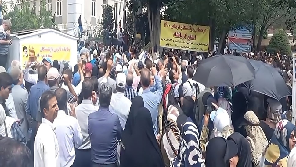 اندلاع الاحتجاجات في إيران - مظاهرة لآلاف المتقاعدين في طهران احتجاجا على سوء احوالهم المعيشية