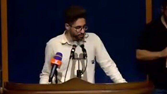 احتجاج أحد المشاركين في الجلسة الدعائية لمسعود بزشكيان