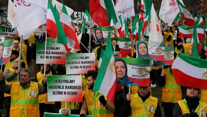 مساعدة المسترضين للديكتاتورية في إيران!