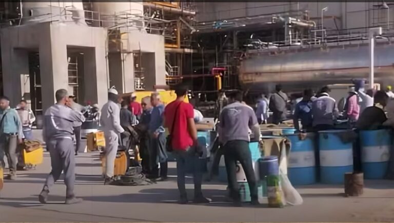 إضراب أكثر من 8000 عامل في صناعات النفط والغاز الإيرانية