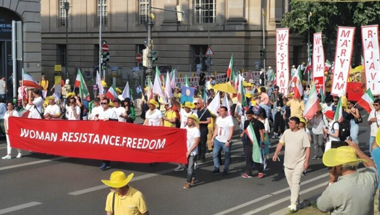 التجمع العالمي لإيران حرة: مظاهرة حاشدة في برلين ومؤتمر بحضور شخصيات دولية في باريس