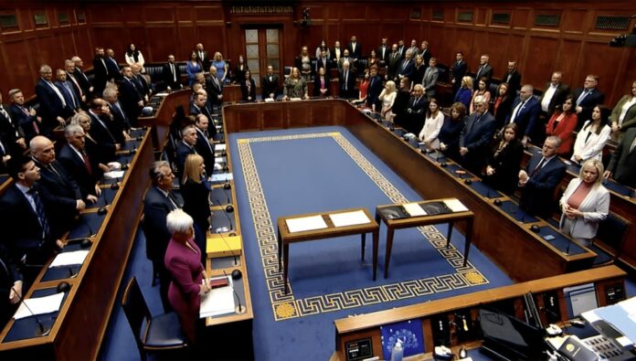 نائب رئيس برلمان أيرلندا الشمالية يدعو لتغيير النظام في إيران