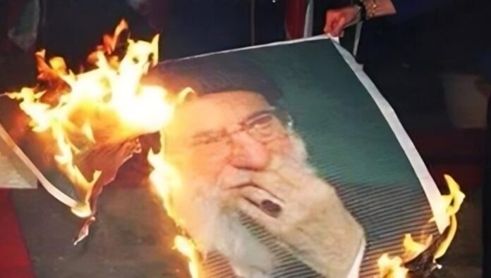 صوت الشعب الإيراني: النار والإطاحة بالنظام الإيراني