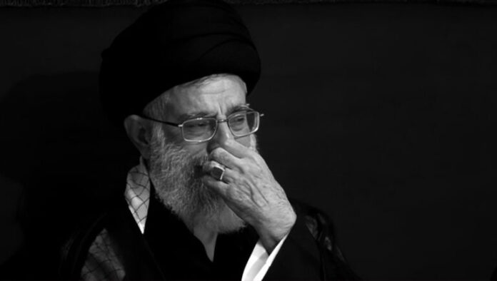 ضعف خامنئي وهشاشته في مواجهة الأزمات