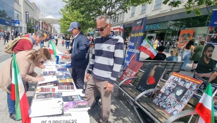 ساوث هامبتون المملكة المتحدة - طاولة كتب ومعرض صور لشهداء الانتفاضة الإيرانية  