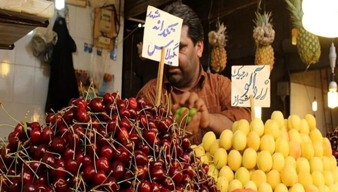 تزايد الفقر في إيران وانخفاض شديد في شراء الفواكه