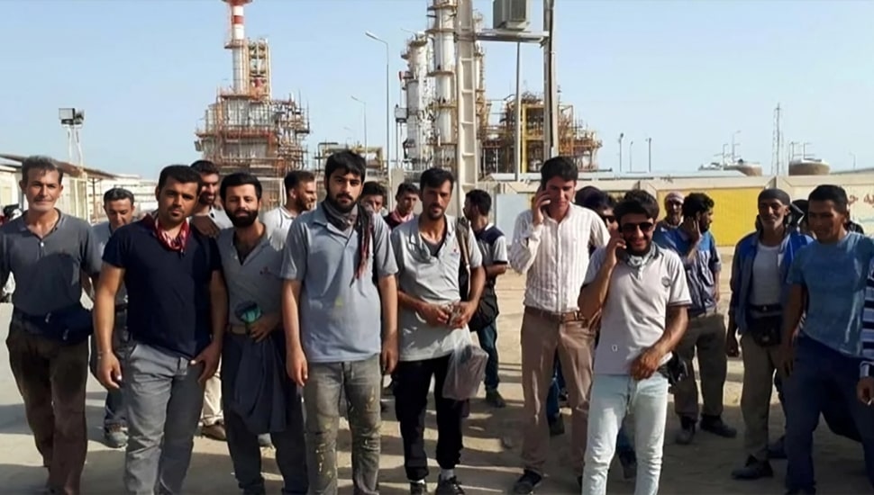 احتجاجات واسعة في إيران : إضراب أكثر من 17500 عامل في قطاع النفط والغاز