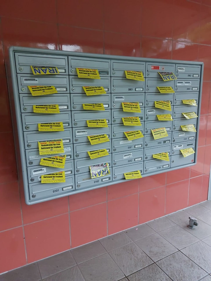 جنیف – إيرانيون يتظاهرون أمام مقر الأمم المتحدة احتجاجا على الصفقة المشينة للإفراج عن حمید نوري