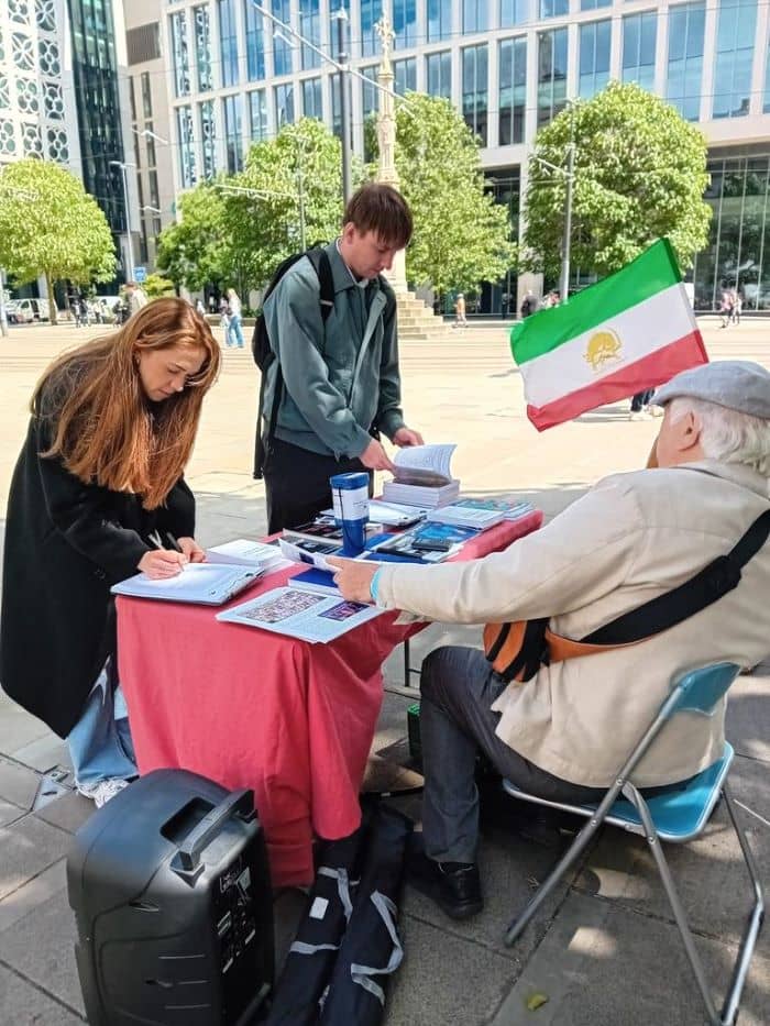 مانشستر، بريطانيا - طاولة كتب ومعرض لصور شهداء الانتفاضة الإيرانية