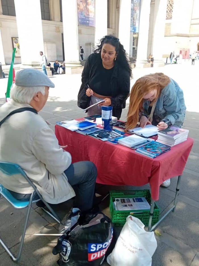 مانشستر، بريطانيا - طاولة كتب ومعرض لصور شهداء الانتفاضة الإيرانية
