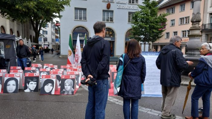 زيورخ – طاولة كتب ومعرض لصور الشهداء تضامنا مع الانتفاضة الوطنية في إيران