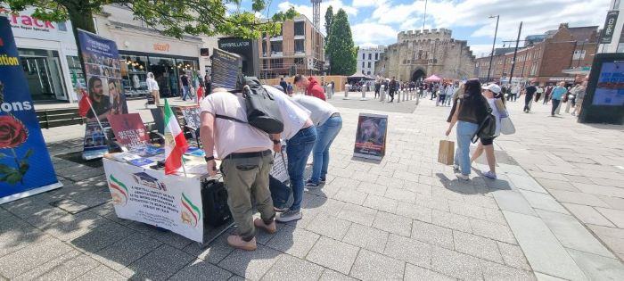 ساوث هامبتون المملكة المتحدة - طاولة كتب ومعرض صور لشهداء الانتفاضة الإيرانية