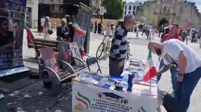 ساوث هامبتون المملكة المتحدة - طاولة كتب ومعرض صور لشهداء الانتفاضة الإيرانية