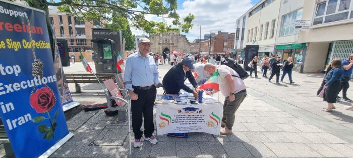 ساوث هامبتون المملكة المتحدة - طاولة كتب ومعرض صور لشهداء الانتفاضة الإيرانية