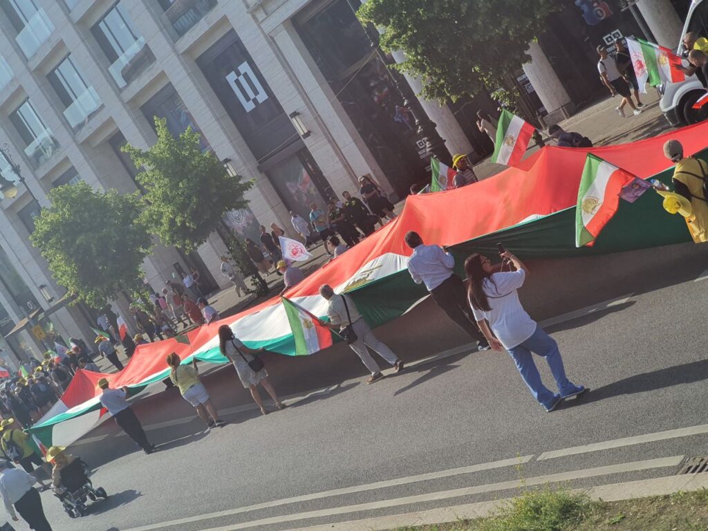 التجمع العالمي لإيران حرة: مظاهرة حاشدة في برلين ومؤتمر بحضور شخصيات دولية في باريس