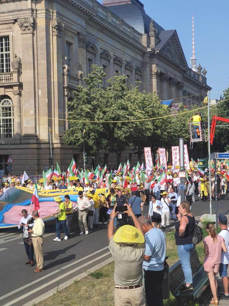 التجمع العالمي لإيران حرة: مظاهرة حاشدة في برلين ومؤتمر بحضور شخصيات دولية في باريس