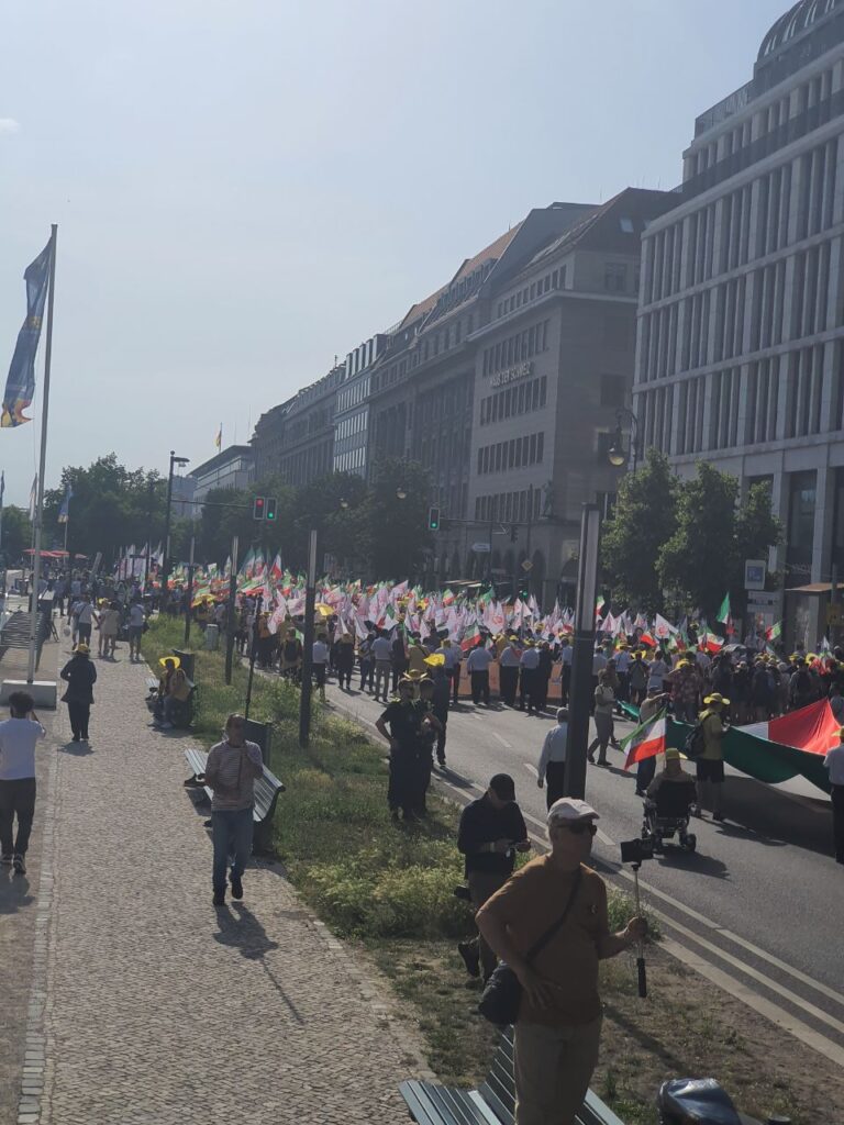 التجمع العالمي لإيران حرة: مظاهرة حاشدة في برلين ومؤتمر بحضور شخصيات دولية في باريس