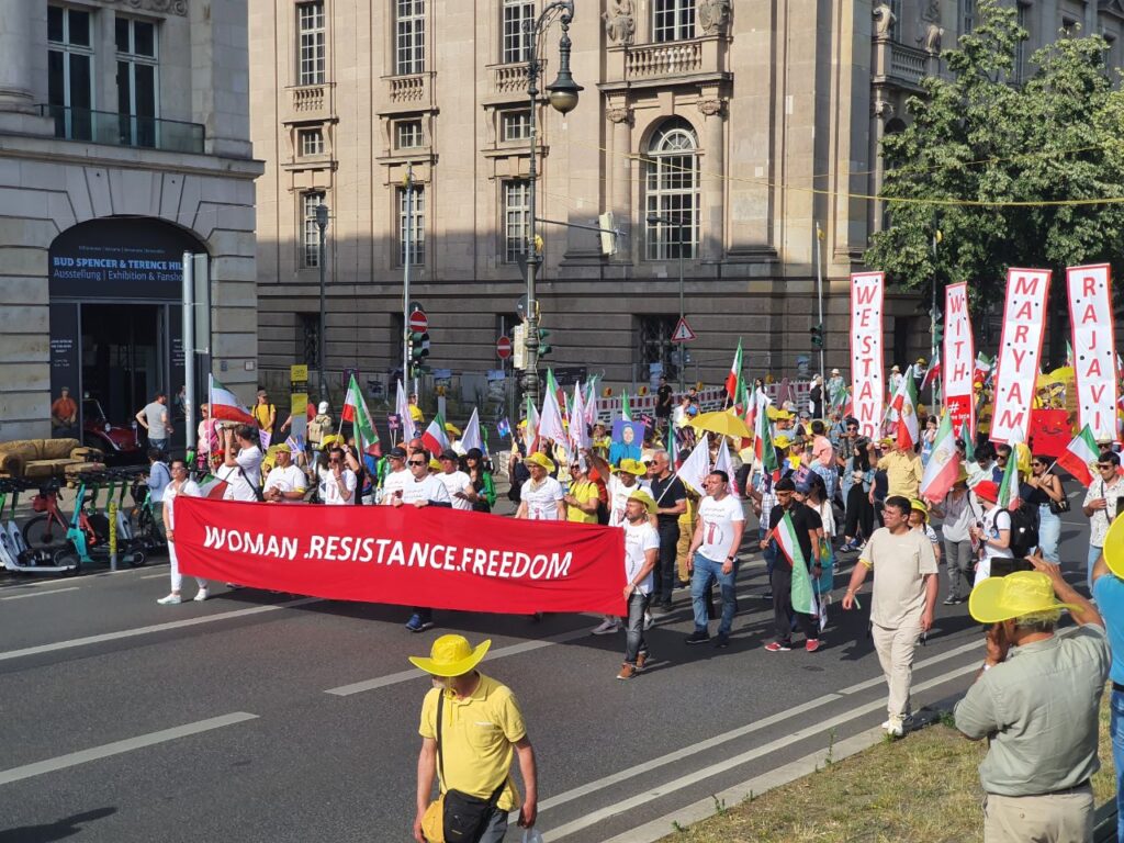 التجمع العالمي لإيران حرة: مظاهرة حاشدة في برلين ومؤتمر بحضور شخصيات دولية في باريس