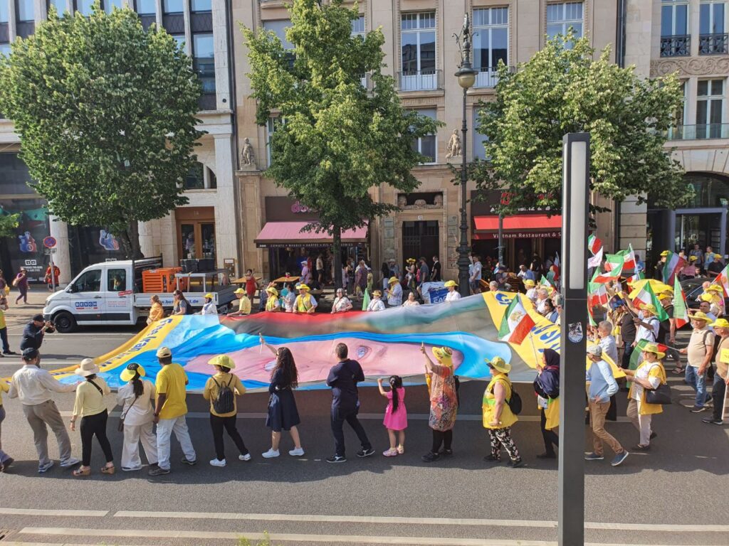 التجمع العالمي لإيران حرة: مظاهرة حاشدة في برلين ومؤتمر بحضور شخصيات دولية في باريس