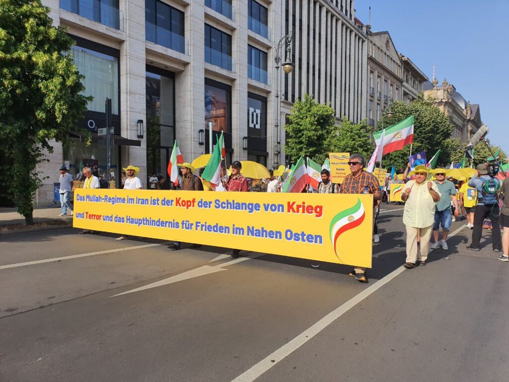 التجمع العالمي لإيران حرة: مظاهرة حاشدة في برلين ومؤتمر بحضور شخصيات دولية في باريس