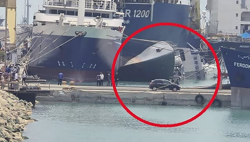إيران – مدمرة سهند تنقلب في بندر عباس