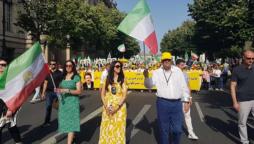 إلموندو الإسبانية: فيدال كوادراس يدعو الحكومات الغربية أمام أكثر من 50,000 متظاهر إلى إغلاق السفارات الإيرانية